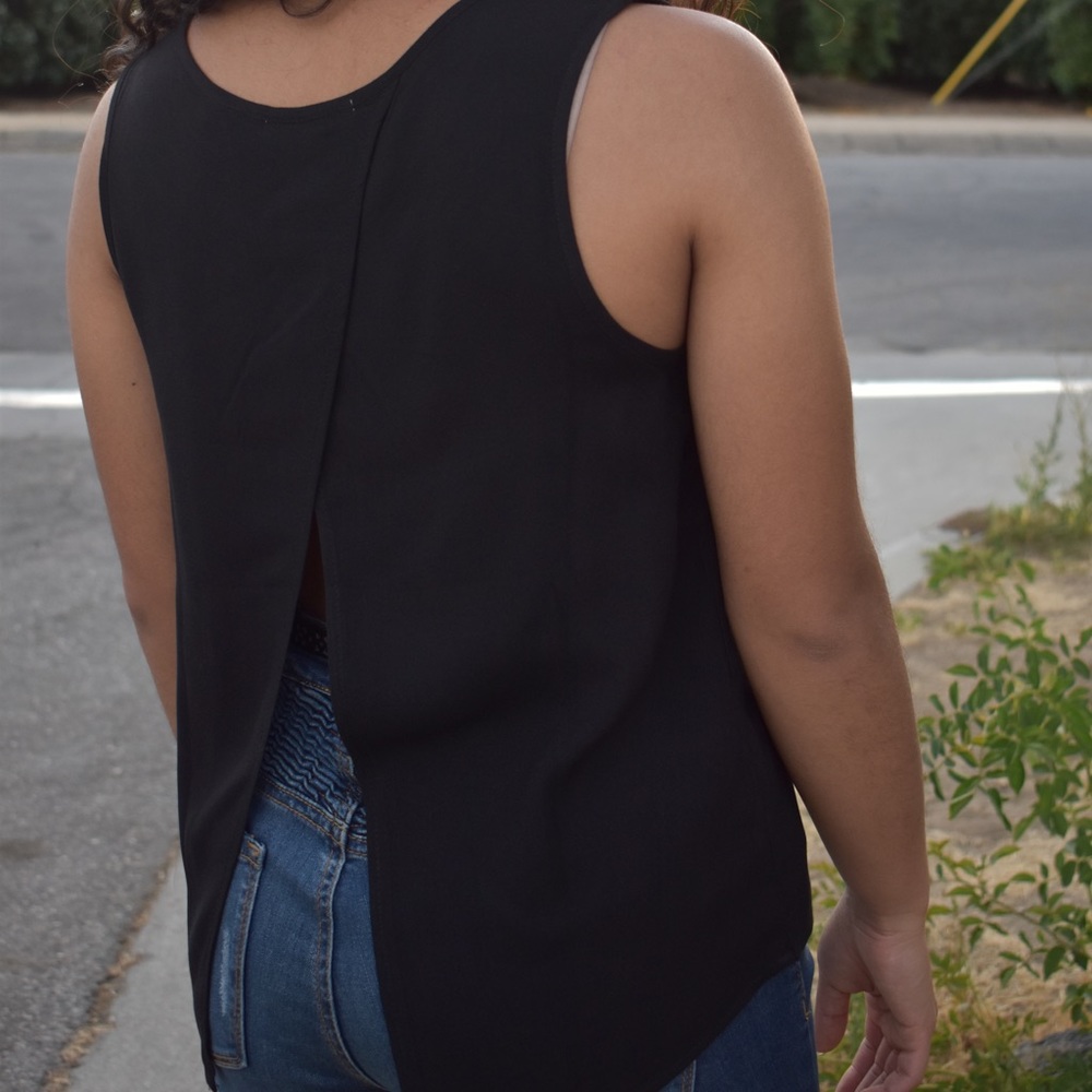 Sleeveless woven top with open tulip back - Picture 4 of 4